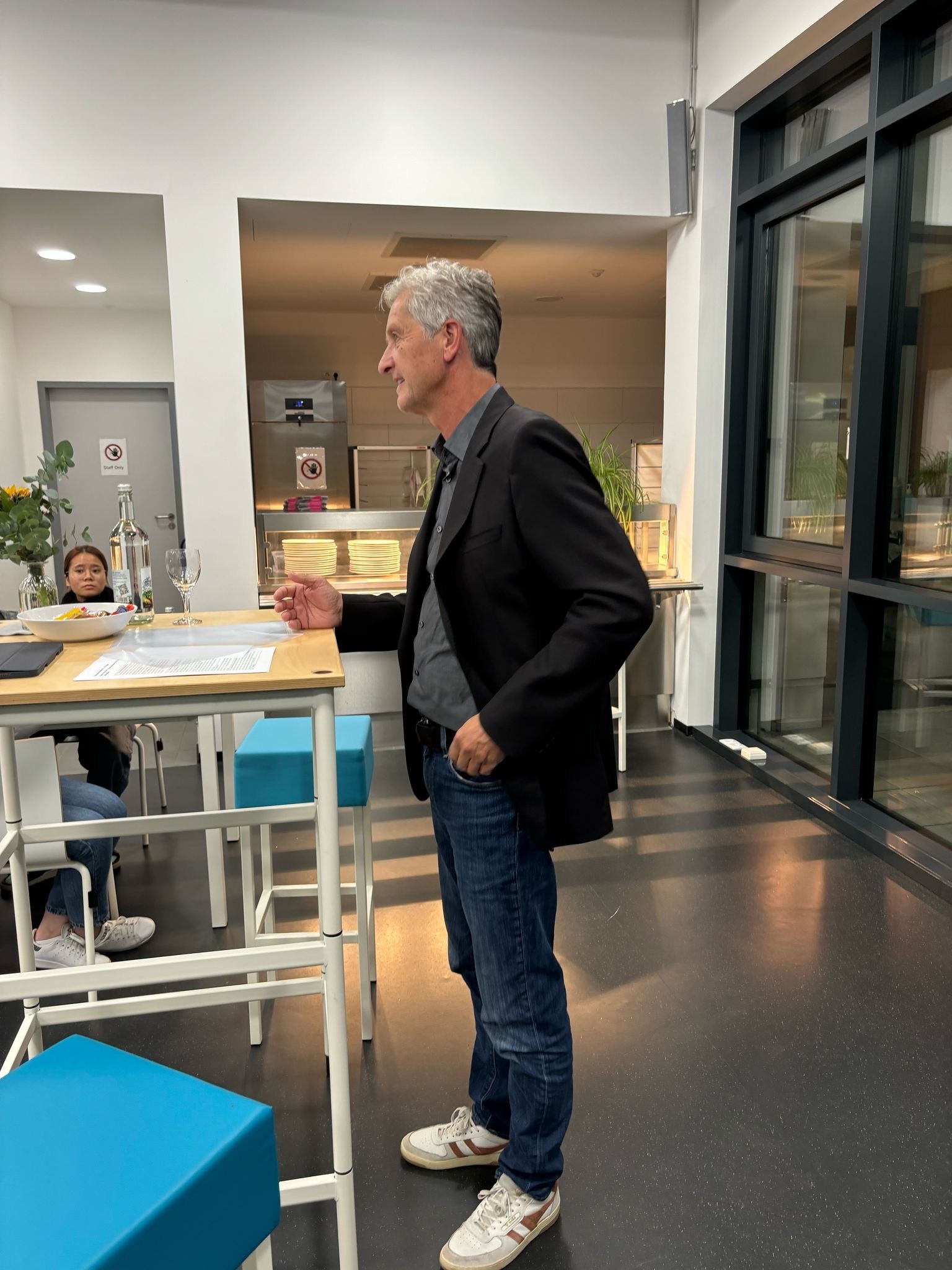 Projektleiter Uwe Mayenschein hält im Besprechungsraum des BiGS einen Vortrag zur Internationalen Pflegeschule
