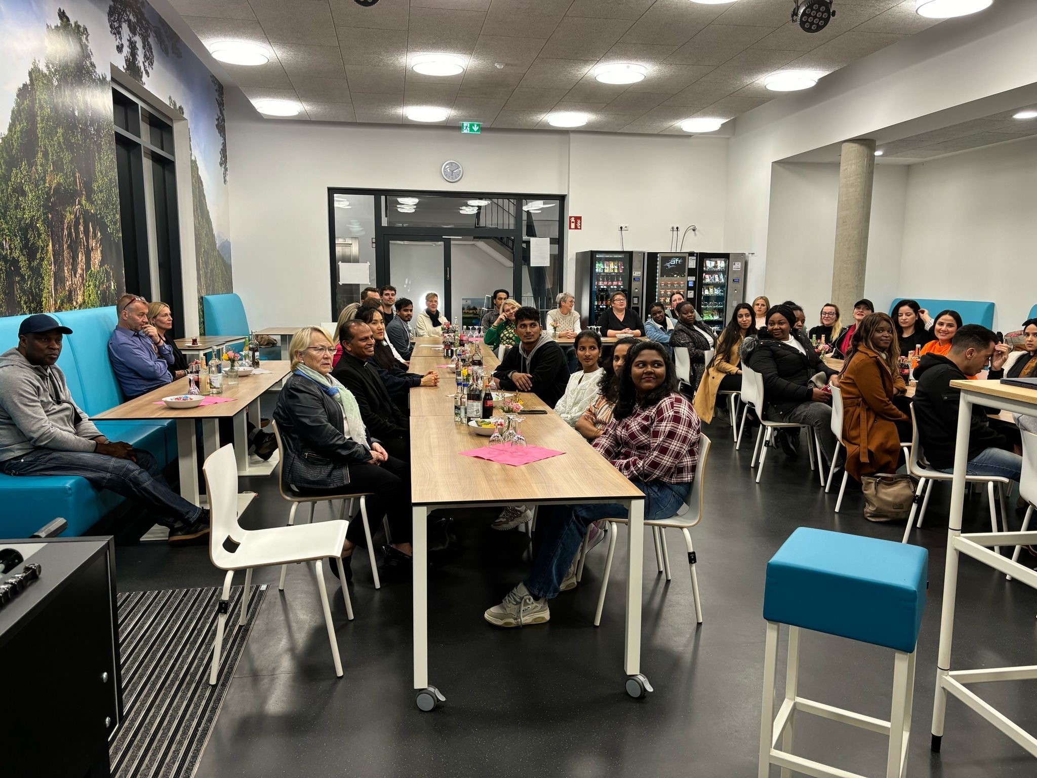 Im Besprechungsraum des Bildungsinstituts wird über die Internationale Pflegeschule gesprochen